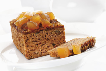 Ingwer -Kuchen mit kandierten Ingwer in der Platte