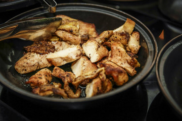 Buffet mit Hühnchen in gusseiserner Pfanne