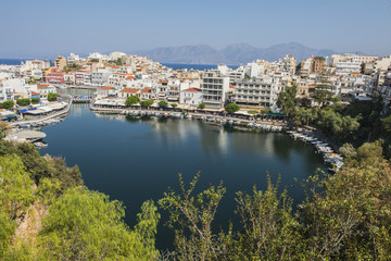 Fototapeta na wymiar Bootshafen von Aghios Nikolaos auf Kreta, Griechenland