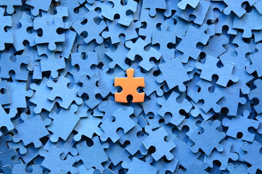 Pieza De Puzzle Sobre Fondo Azul