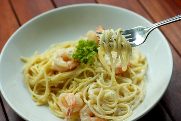 spaghetti white cream sauce with shrimp.