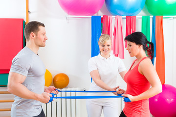 Physiotherapeut gibt Patienten Gymnastik Übung