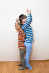 Children compare body height