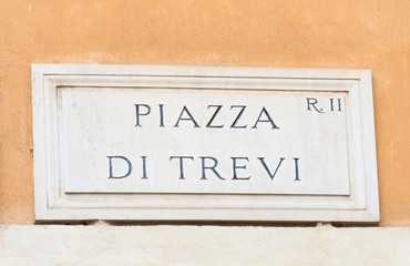 Obraz premium Street plate of famous Piazza Di Trevi in Rome, Italy