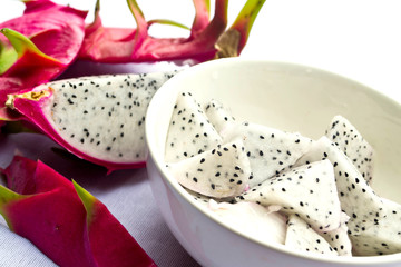 Dragon fruit peel, put in a cup