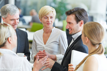 Geschäftsleute diskutieren beim Meeting