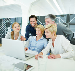 Business Team erhält Schulung am Computer