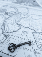 古地図と古い鍵