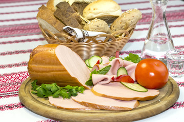 sausages on a wooden plate with vegetables in a restaurant