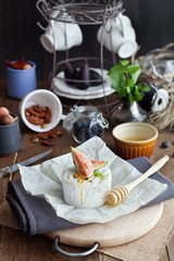 Cheese with figs and honey