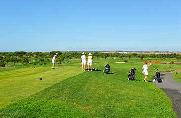 Obraz na płótnie Canvas Grupo de amigas jugando al golf