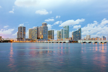 Obraz premium Panoramę panoramę miasta Miami o zmierzchu