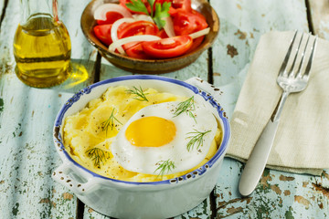 mashed potatoes with fried egg and tomato