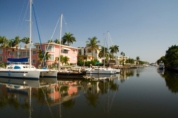 Fototapeta na wymiar Katamaran und Segelboote in Fort Lauderdale