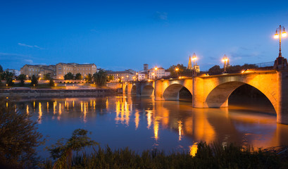Obraz premium Puente da Piedra over Ebro in evening. Logrono
