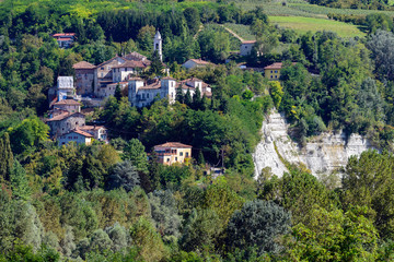 Fototapeta na wymiar Paese di Clavesana - Langhe - Piemonte