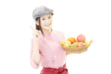 果物を持つウェイトレス