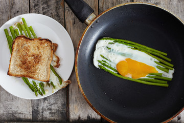 Asparagus ith egg on pan a