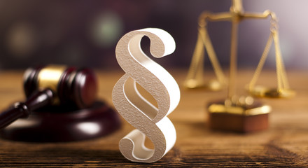 Gavel court and paragraph sign  - obrazy, fototapety, plakaty