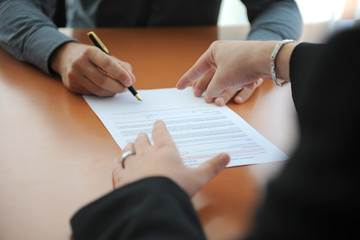 personne indiquant l'endroit de signature de contrat