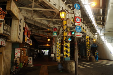 高架下の道