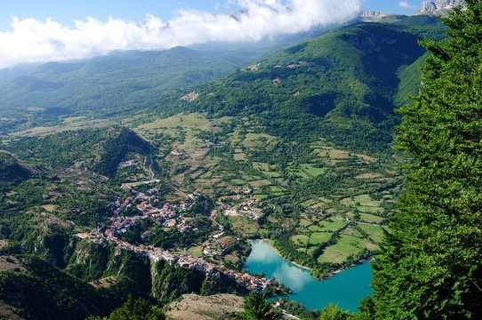 Panorama visto dall'alto del lago di Barrea e il paese, parco nazionale Abruzzo Lazio Molise
