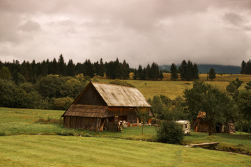 Obraz premium Cabin on the field