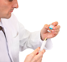 Arzt zieht Spritze auf vor weißem Hintergrund