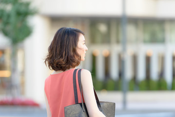 街角に立つ女性