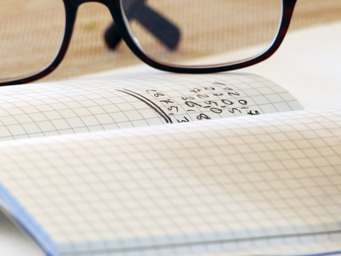 Haushaltsbuch mit Brille