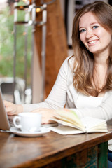 frau mit kaffe tasse und leptop