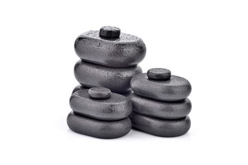 Stos kamieni bazaltowych na białym tle