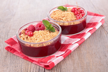 apple crumble and berry