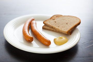 wiener Würstchen mit Senf und Brot