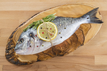 Pescado fresco aderezado con limón y especias listo para hornear