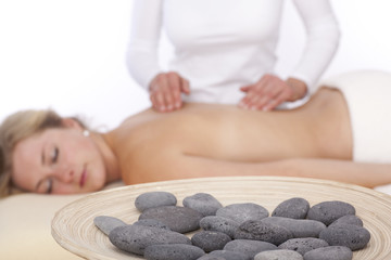 Junge Frau bekommt Physio Behandlung