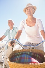 Obraz premium Happy senior couple going for a bike ride