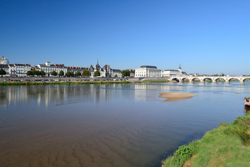 Fototapeta na wymiar Pont César et théâtre de Saumur