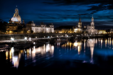 Fototapeta na wymiar Elbufer Dresden bei Nacht