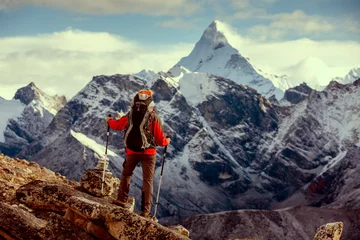 Verduisterende rolgordijnen Himalaya Wandelaar poseren voor de camera tijdens de trektocht in de Himalaya, Nepal
