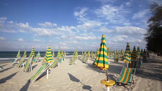 Spiaggia con ombrelloni