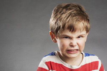 Vorschulkind Junge: Wütend - Porträt Serie Emotionen