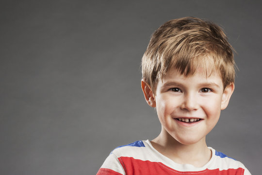 Vorschulkind Junge: Lachen - Porträt Serie Emotionen