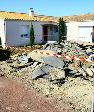 tas de gravats ,travaux d'am&eacute;nagement ext&eacute;rieur de maison,