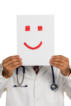 Arzt hält Smiley vor Gesicht