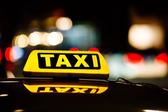 Taxischild in der Nacht
