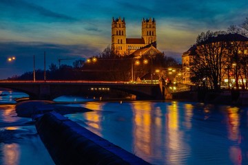 München bei Nacht mit St. Maximilian