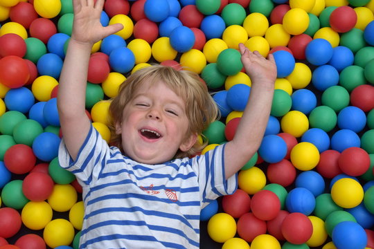 Kleiner Junge spielt im B&auml;llebad
