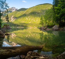 Alpejskie jezioro we Włoszech - obrazy, fototapety, plakaty