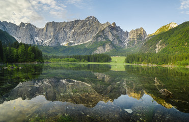 Alpejskie jezioro we Włoszech